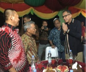Wagub Aceh. Nova Iriansyah, beramah-tamah dengan 31 pengurus KONI se Indonesia di Balai Kota Sabang, Sabtu malam (7/4/2918). (Foto/Aldin NL)