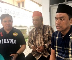 Salim Fachri (anggota DPR RI), Tgk Anwar (Ketua Komisi IV DPRA) dan Roni Ahmad alias Abusyik sedang diskusi  percepatan pembangunan Pidie di sebuah sudut kota di Banda Aceh, Sabtu (14/4/2018).  (Foto/Aldin NL)