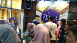 Para pengunjung yang didominasi remaja putri, tampak berdesak-desakan masuk ke gerai Zevir Aceh Store milik Rasya di Banda Aceh. (Foto/Ist)