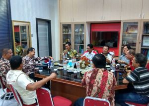 Ketum KONI Aceh Muzakir Manaf menyerahkan baju merah bertuliskan Aceh Teugah-Sumut Paten, tuan rumah PON 2020, kepada Ketum KONI Jogjakarta, Triyandi Mulkan di KONI Aceh, Kamis (17/4/2018). (Foto/Aldin NL)