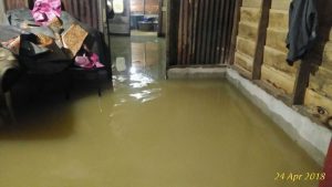 Rumah penduduk di sekitar Kecamatan Kota Baharu, Singkil, tergenang banjir setinggi 40 Cm, Selasa pagi (24/4/2018). (Foto/Taufik Prima)