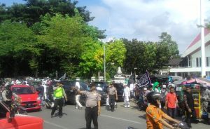 Massa pengunjukrasa tumpah di depan gedung DPRA di Banda Aceh, Kamis (19/4/2018). (Foto/Aldin NL)