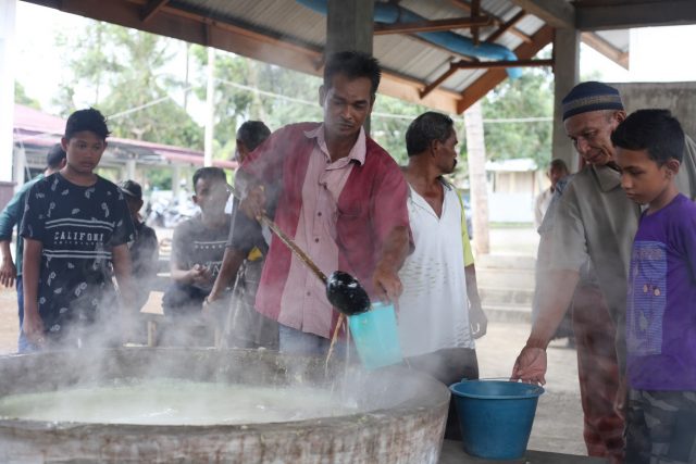 Pembagian Ie Bu Peudah Warga mengantri untuk bisa mendapatkan masakan khas Aceh Besar, Ie Bu Peudah, yang hanya ada saat bulan puasa. (Foto/Dani Randi)
