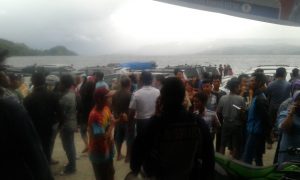 Para keluarga korban dan warga memadati pantai Danau Toba menunggu anggota keluarganya yang turut menjadi korban tenggelamnya kapal di Danau Toba, Senin sore tadi (18/6/2018). (Foto/Istimewa)