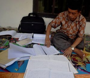 TA Sakti, peminat budaya dan sastra Aceh, termasuk Nazam. Selain itu juga sebagai penyalin dan pembaca hikayat Aceh. (Foto/Dani Randi)