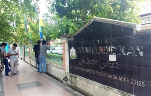 Giliran kantor Dinas Pendidikan Aceh digeledah KPK hari ini, Rabu (11/7/2018). (Foto/dani randi)