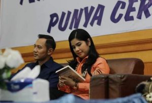 Agus Harimurti Yudhoyono (AHY) bersama Anisa Pohan saat memamerkan buku karya novelis cilik, Halwanisa Syazwina. (Foto?Ist)