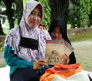 Sunariyati bersama putrinya tersebut menunjukkan novel hasil karangan Halwanisa Syazwina, berjudul "Kota Kehilangan". (Foto/Arief Helmy)