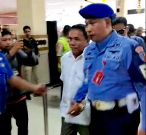 Irwandi Yusuf tiba di Bandara SIM Aceh Besar dalam pengawalan bersama Satgas KPK, sebelum diterbangkan ke Jakarta, Rabu pagi tadi (7/4/2018). (Foto/Ist)