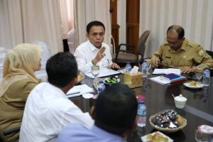 Gubernur Aceh, Irwandi Yusuf, dalam suatu rapat dengan jajarannya untuk membahas kelancaran proyek pembangunan di Aceh. (Foto/ Ist)