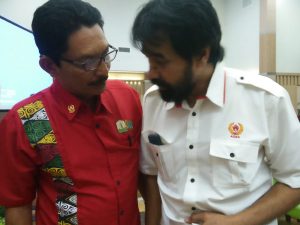 Ketum KONI Aceh, H. Muzakir Manaf dan Ketua Panitia RAT KONI Aceh 2018, Bachtiar Hasan di sela acara di Grand Nanggroe Hotel Banda Aceh, Minggu (22/7/2018). (Foto/Ist)
