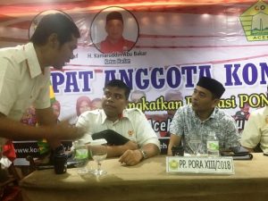 SERIUS: Diskusi serius tentang pelaksanaan PORA dengan Sekretaris KONI Aceh, M Nasir Syamaun di sela RAT KONI Aceh, Sabtu (21/7/2018). (Foto/Aldin NL)
