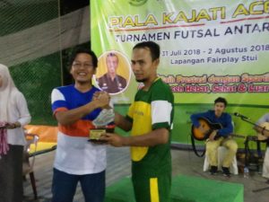 Sekretaris PWI Aceh, Aldin NL menyerahkan hadiah Top Skor,turnamen futsal piala Kajati Aceh, kepada Fauzi Irvan, dari tim futsal Bank Aceh. (Foto/Dirman)