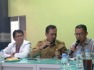Kepala Dinas Kesehatan Aceh (tengah) didampingi Ketua Komda KIPI Aceh (kiri) dan dr. Bakhtiar (kanan) saat memberi keterangan pers di Kantor Dinkes Aceh, Selasa (14/8/2018), terkait penyakit yang diderita Helmi usai divaksin MR. Bocah ini mengalami nyeri persendian usai disuntik vaksin MR di Pidie. (Foto/Dani Randi)