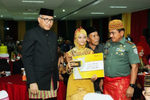 Plt Gubernur Aceh, Nova Iriansyah, dan Pangdam IM Mayjen TNI Abdul Hafil Fuddin foto bareng peraih Anugerah Budaya di arena PKA 7. (Foto/Ist)