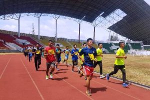 Atlet tuan rumah PORA Aceh Besar sedang menjalani tes susulan kemampuan fisik, di Stadion Harapan Bangsa, Lhong Raya, Banda Aceh, Sabtu (18/8/2018). (Foto/Ist)