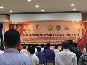 Pembukaan Kongres Asprov PSSI Aceh dengan menyanyikan lagi Indonesia Raya, di Grand Aceh Lamdhom, Banda Aceh, Rabu (1/8/2018). (Foto/ Aldin NL)