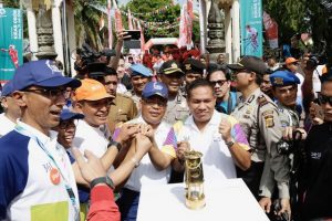 Wali Kota Aminullah Usman, Kadispora Acah Darmansyah dan para atlet, pelatih dan masyarakat tampak memeriahkan api obor Asean Games di Banda Aceh, Selasa (31/7/2018). (Foto/Ist)