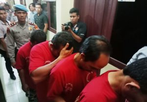 Polisi menggiring sejumlah tersangka yang berhasil ditangkap dalam operasi tangkap tangan (OTT) di Meulaboh. (Foto/Dedi Iskandar).