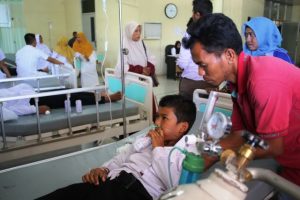 Siswa yang keracunan tengah menjalani pemeriksaan di RSUD Indrapuri Aceh Besar, Rabu (1/8/2018). (Foto/Dani Randi)