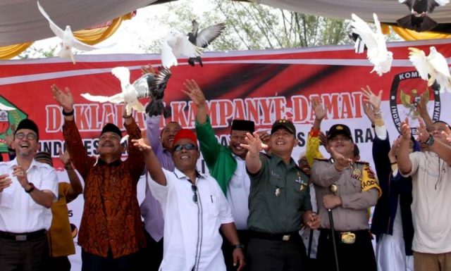 42381479_910569255799742_1505360301803962368_n Bupati Pidie, Roni Ahmad, Kapolres, Dandim, Kajari dan para pimpinan Parpol di daerah itu melepaskan burung merpati, sebagai lambang perdamaian. (Foto/Muhammad Riza)
