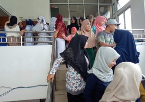 Ratusan perawat di RSUD Cut Nyak Dhien Meulaboh, Aceh Barat, Sabtu (1/9/2018) melancarkan protes dan mogok bekerja, menolak pemberian upah sebesar Rp1 juta/orang/bulan. (Foto/Dedi Iskandar)