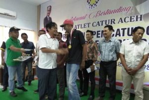 Penyerahan uang pembinaan dan peduli kepada para juara selekprov dan catur terbuka Piala Senator Aceh, Fachrul Razi di PWI Aceh, Sabtu (1/9/2018). Foto/Humas Percasi Aceh)