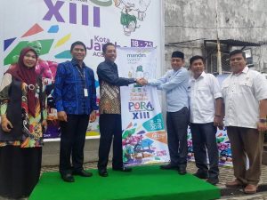 Sekdakab Aceh Besar, Drs Iskandar, yang juga Ketua Umum Panitia Penyelenggara (Ketum PP PORA XIII), bersama Area Manager BSM Aceh, Ismul Fahri Lubis dan Branch Manager BSM KCP Jantho, Ina Marlina dan jajaran BSM, foto bersama usai pembukaan selubung billboad PORA XIII di kantor BSM Aceh di Banda Aceh. (Fot