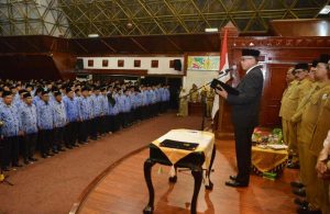 Plt Gubernur Aceh, Nova Iriansyah ketika melantik pejabat eselon III dan IV di lingkungan Pemerintah Aceh. (Foto/ Ist)