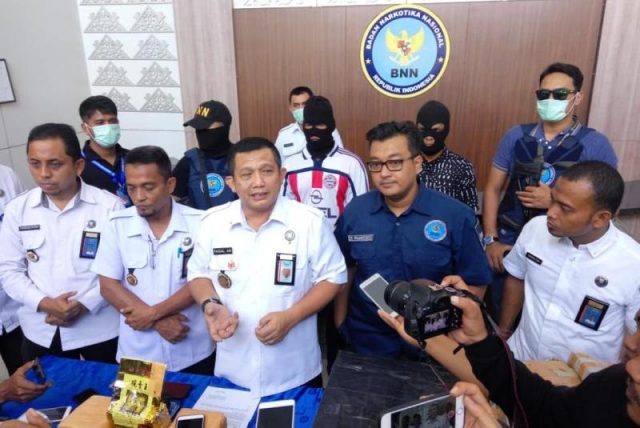 WhatsApp Image 2018-09-27 at 20.05.34 Kepala BNNP Aceh, Brigjen Pol Faisal Abdul Naser, menggelar konferensi pers atas keberhasilan menangkap tersangka dan 6 kg sabu. (Foto/Gito Rolis)
