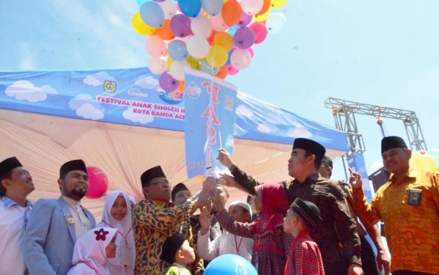 WhatsApp Image 2018-09-27 at 20.09.16 Wali Kota Banda Aceh, Aminullah Usman, ketika membuka FASI 2018 di Banda Aceh, ditandai dengan melepas balon ke udara. (Foto/Ist)