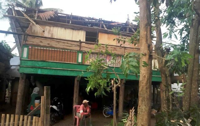 angin Salah satu rumah di Kecamatan Indrajaya, Pidie, mengalami rusak bagian atapnya, setelah diterjang angin puting beliuang terjadi, Jumat (14/9/2018). (Foto/Muhammad Riza)