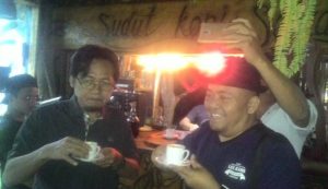 Sekretaris PWI Aceh, Aldin NL, bersama Ramadhan, CEO Kantor Berita Aceh (KBA) ONE, menikmati wine coffee dan sanger arabika di Cafe Seladang, Bener Meriah. (Foto/Ist)