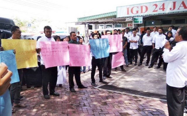 igd Ratusan petugas honorer dari tenaga harian lepas, melancarkan aksi damai di depan Kantor RSUD Cut Nyak Dhien Meulaboh, Aceh Barat, Rabu siang (5/9/2018), untuk mendukung kebijakan rumah sakit yang memberi upah sebesar Rp1 juta/bulan. (Foto/Dedi Iskandar).