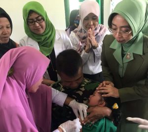 Ny Yosi Hafil Fuddin, ketika itu ikut menghadiri kegiatan imuniasi MR bagi anak-anak di Jantho, Aceh Besar. (Foto/Ist)