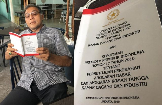 kadinaceh Mantan Ketua Kadin Aceh Besar, Faizal Oesman, memegang buku UU No.1 Tahun 1987 tentang Kamar Dagang dan Industi (Kadin). (Foto/T.Mansursyah dan Ali Akbar)