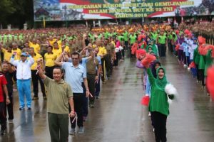 Para peserta tari Gemu Famire terlihat bersemangat di Lapangan Blang Padang, Banda Aceh, Selasa (4/9/2018). (Foto/Gito Rolis)