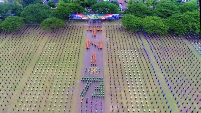 mamire-2 Formasi tari Gemu Famire tampak begitu apik dan rapi di Lapangan Blang Padang, Banda Aceh, Selasa (4/9/2018). (Foto/Gito Rolis)