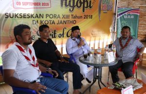 Bupati Aceh Besar Ir Mawardi Ali berbincang seputar PORA XIII dalam kegiatan "Pramuka Ngopi" di Lambaro Coffee, Ingin Jaya, Aceh Besar, Minggu pagi (9/9/2018). (Foto/Ist)