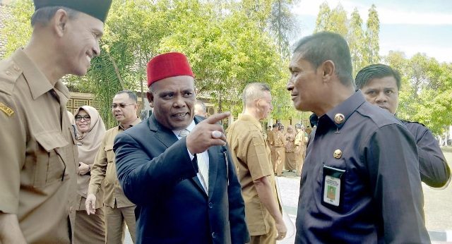 tambang emas Bupati Pidie Roni Ahmad (kopiah merah), mengingatkan masyarakat yang melakukan penambangan emas agar taat aturan dan patuh terhadap undang-undangan untuk menghindari kecelakaan kerja. (Foto/Muhammad Riza)