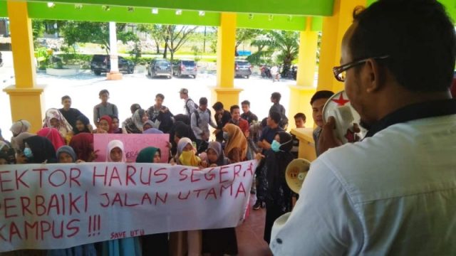 utu Puluhan mahasiswa melancarkan aksi unjuk rasa ke gedung Rektorat Universitas Teuku Umar (UTU) Meulaboh, Rabu (12/9/2018), terkait ruas jalan kampus yang telah berdebu sejak lama. (Foto/Dedi Iskandar).