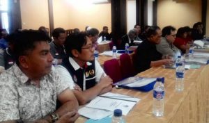 Ketum Pengprov Percasi Aceh, Aldin NL bersama Wakil Ketua, Muhammad Hamzah dan para peserta serius mendengarkan hasil keputusan Rakernas Percasi ke-40 yang digelar di Aula Hotel 88 Banda Aceh, Kamis (11/10/2018). (Foto/akbar)