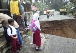 Abutment jembatan Krueng Lhok Teunggok, Pidie, penghubung antar Gampong Lutueng- Gampong (desa-red) Blang Dalam, Kecamatan Mane, terlihat amblas diterjang banjir. Selasa subuh (16/10/2018). (Foto/Muhammad Riza)