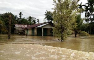 Banjir di Nagan Raya akibat hujan lebat pukul 17.00 WIB, yang terparah di Tripa Makmur dan Darul Makmur, masih tampak hingga Selasa (16/10/2018). (Foto/Muji Burrahman)
