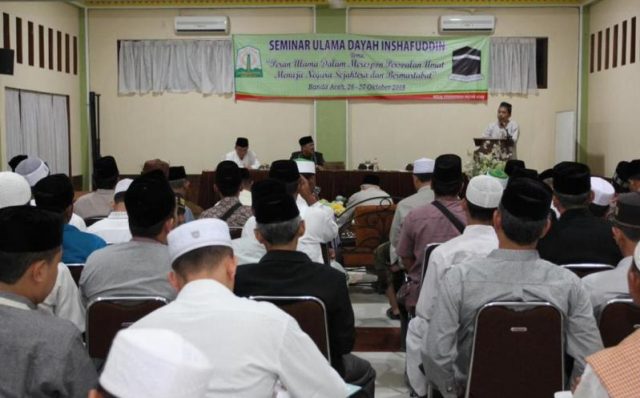 WhatsApp Image 2018-10-27 at 18.22.27 Kadisdik Dayah Aceh, Usamah El Madny, sedang menyampaikan materi pada acara seminar Ulama Dayah Inshafuddin di Banda Aceh, Jumat (26/10/2018). (Foto/T.Mansursyah/B)