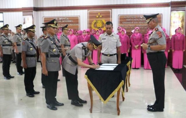 45193700_195043431375878_2736071012830412800_n Kapolda Aceh, Irjen Pol Rio S Djambak, memimpin upacara serah terima jabatan (sertijab) tujuh pejabat utama Polda Aceh dan enam Kapolres. (Foto/gitorolies)