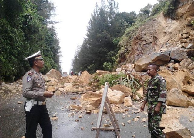 WhatsApp Image 2018-11-02 at 15.49.59 Material longsor berupa batu-batu ukuran besar menutupi ruas jalan Banda Aceh - Calang, Jumat (02/11/2018). (Foto/Ist)