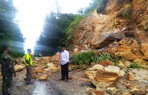 Material longsor berupa batu-batu ukuran besar menutupi ruas jalan Banda Aceh - Calang, Jumat (02/11/2018). (Foto/Ist)