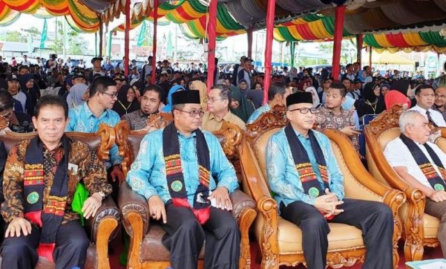 WhatsApp Image 2018-11-04 at 17.18.31(1) Plt Gubernur Aceh, Nova Iriansyah, bersama Ketua DPP Perhimpunan Penyuluh Pertanian Indonesia, Isran Noor dan Bupati Aceh Barat, H Ramli MS pada pembukaan Jambore Penyuluh Pertanian ke 2 yang dipusatkan di Meulaboh, Aceh Barat, Minggu (4/11/2018). (Foto/Dedi Iskandar).