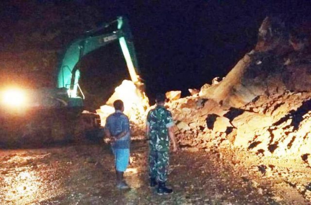 WhatsApp Image 2018-11-04 at 18.16.04 Petugas BPBK Aceh Jaya dan prajurit TNI mengamankan pemindahan material longsor batu gunung di lintasan Banda Aceh-Meulaboh di kawasan Gunung Cincrang, Kecamatan Krueng Sabee, Aceh Jaya, Sabtu (3/11/2018). (Foto/ist)